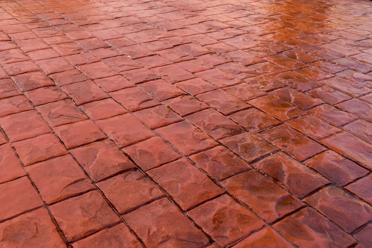 外部の床に使用されるテラコッタ色のインプリントコンクリート。