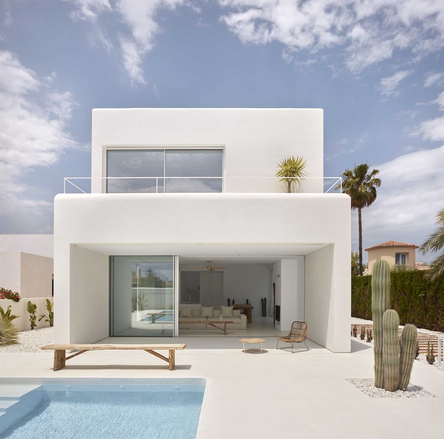 색상이 흰색인 마이크로 시멘트로 개조된 집.