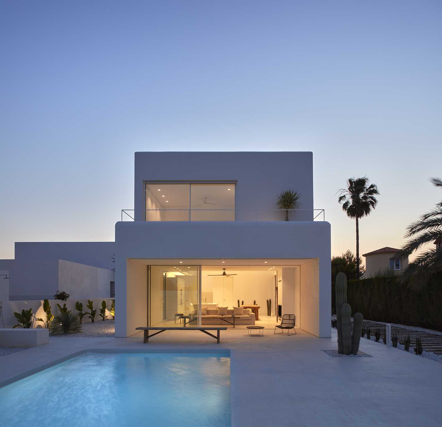 현대 주택의 정면과 수영장에 흰색 마이크로 시멘트.