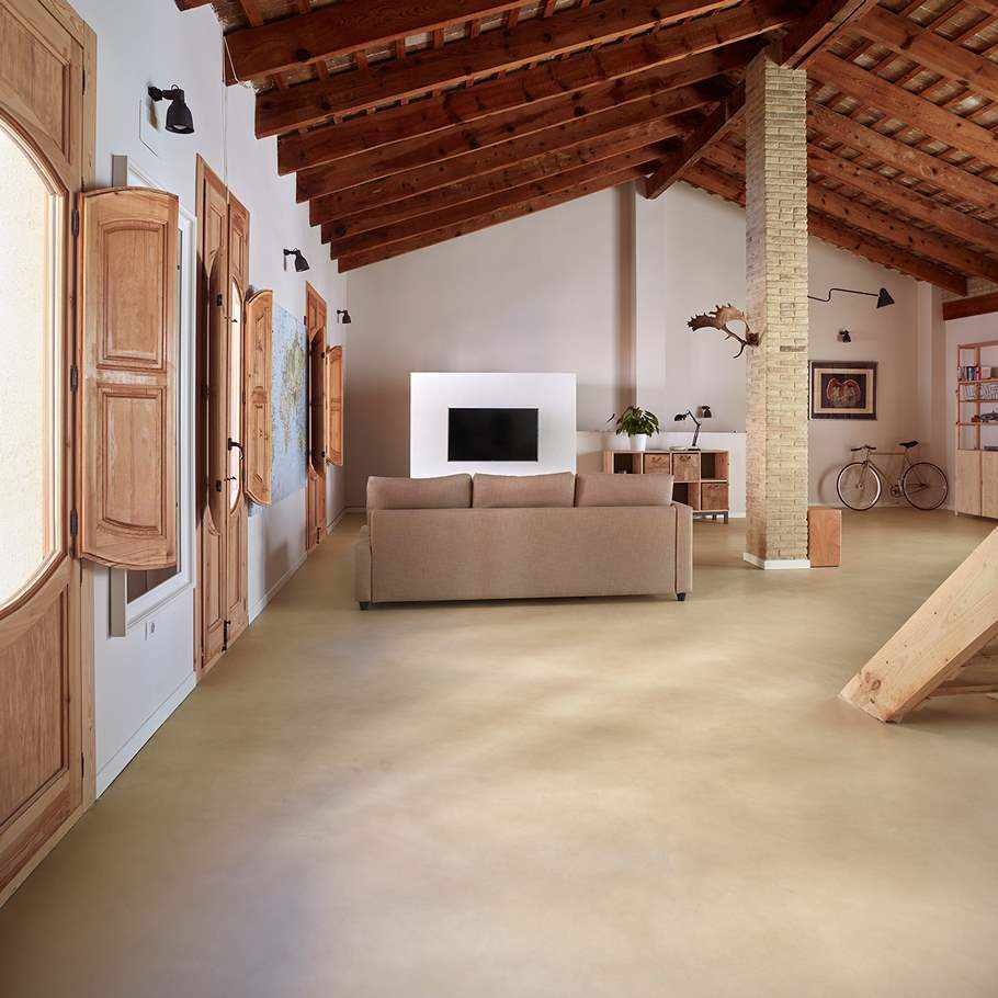 카사 이사벨의 거실 바닥에 마이크로 시멘트.