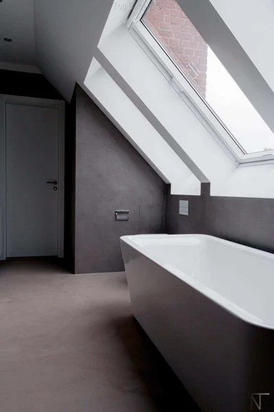 독일의 벽과 바닥에 회색 마이크로 시멘트 욕실