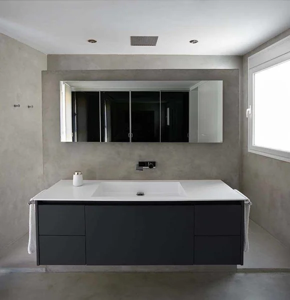 헤르난 코르테스 주택의 회색 마이크로 시멘트 욕실