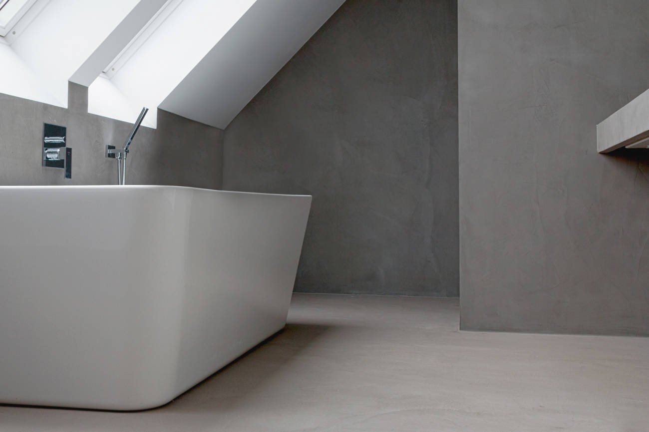 벽과 바닥에 회색 마이크로 시멘트로 된 욕실.