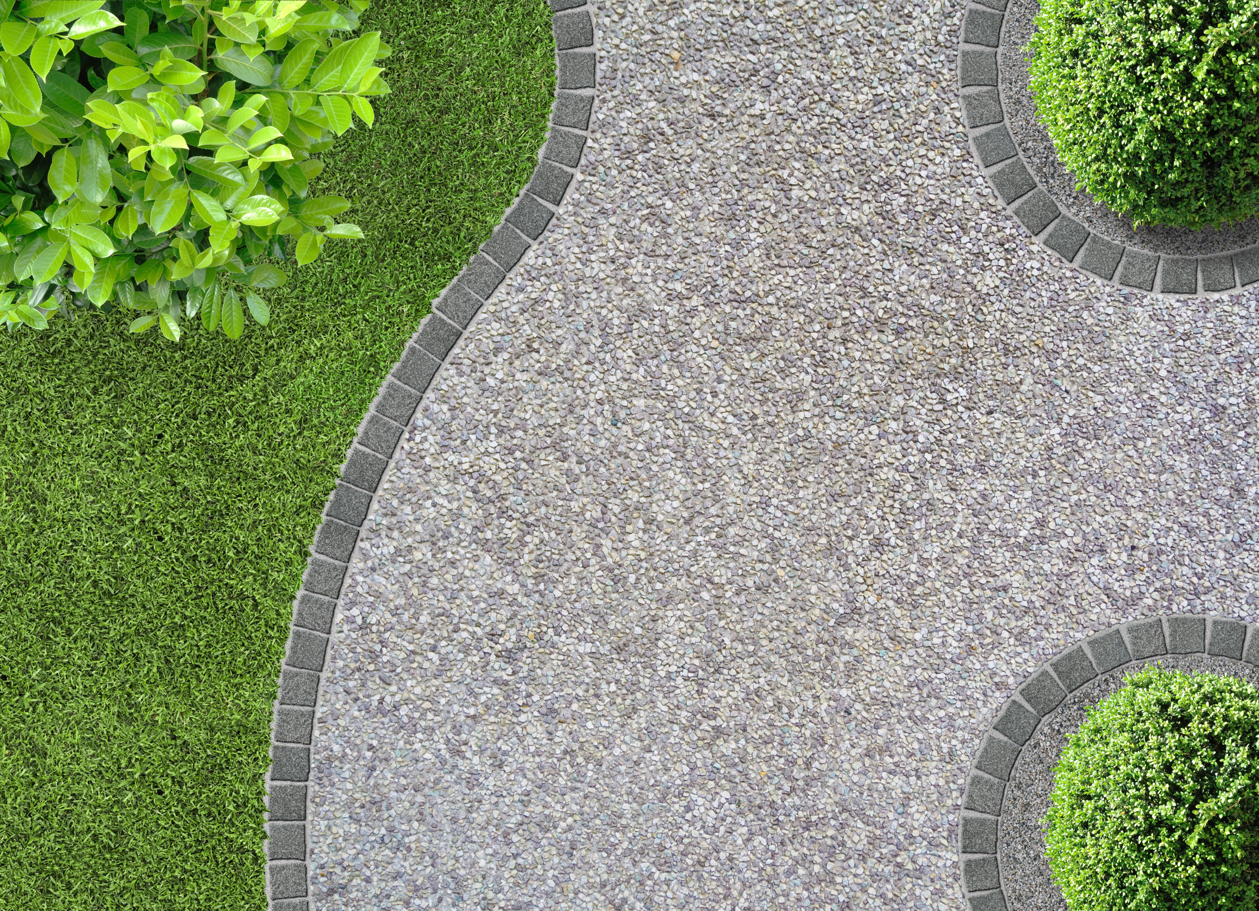 비활성화된 콘크리트로 만든 아름다운 보행로가 있는 정원