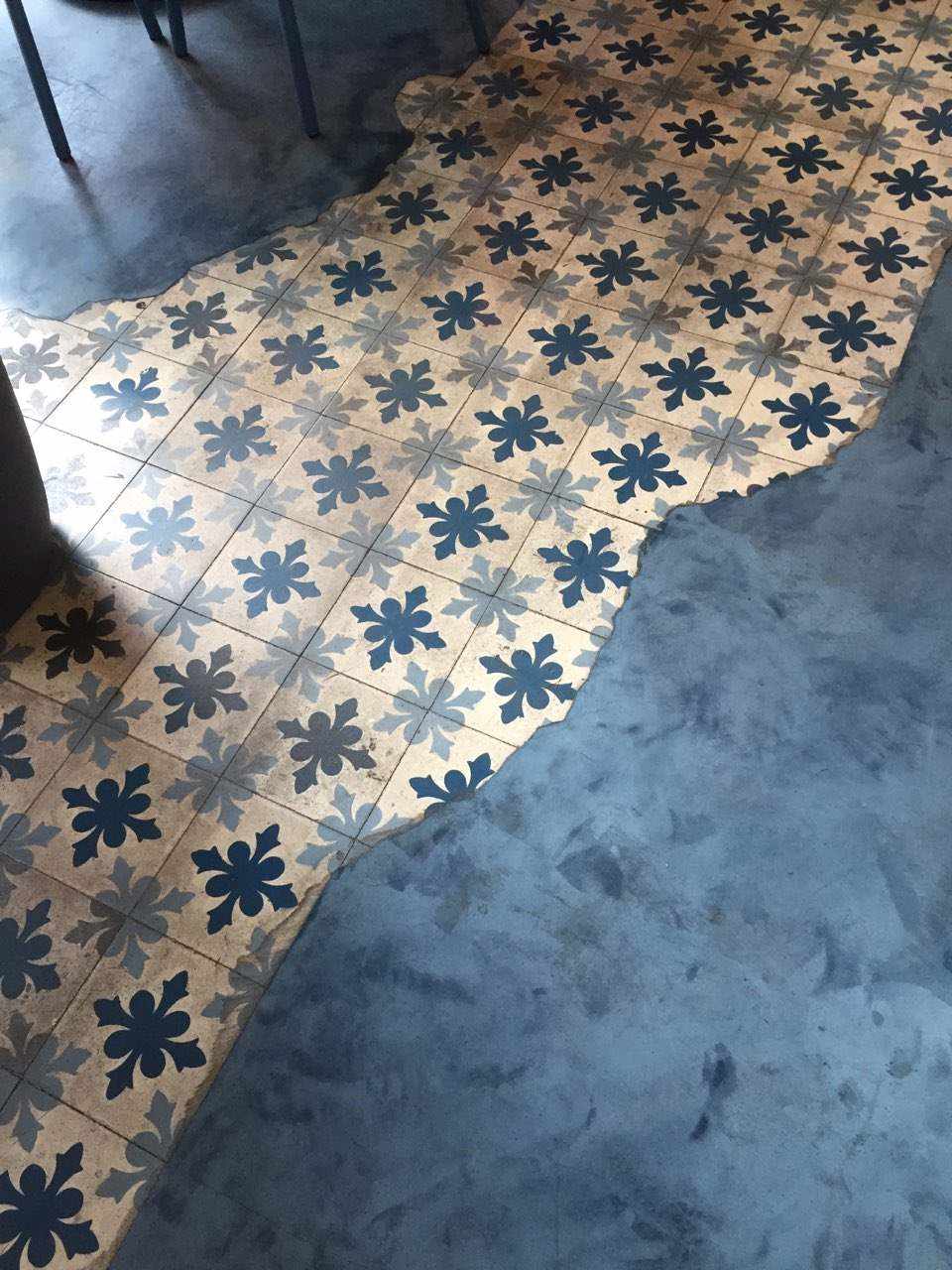 블루 색상의 바닥에 마이크로 시멘트로 마감된 레스토랑.