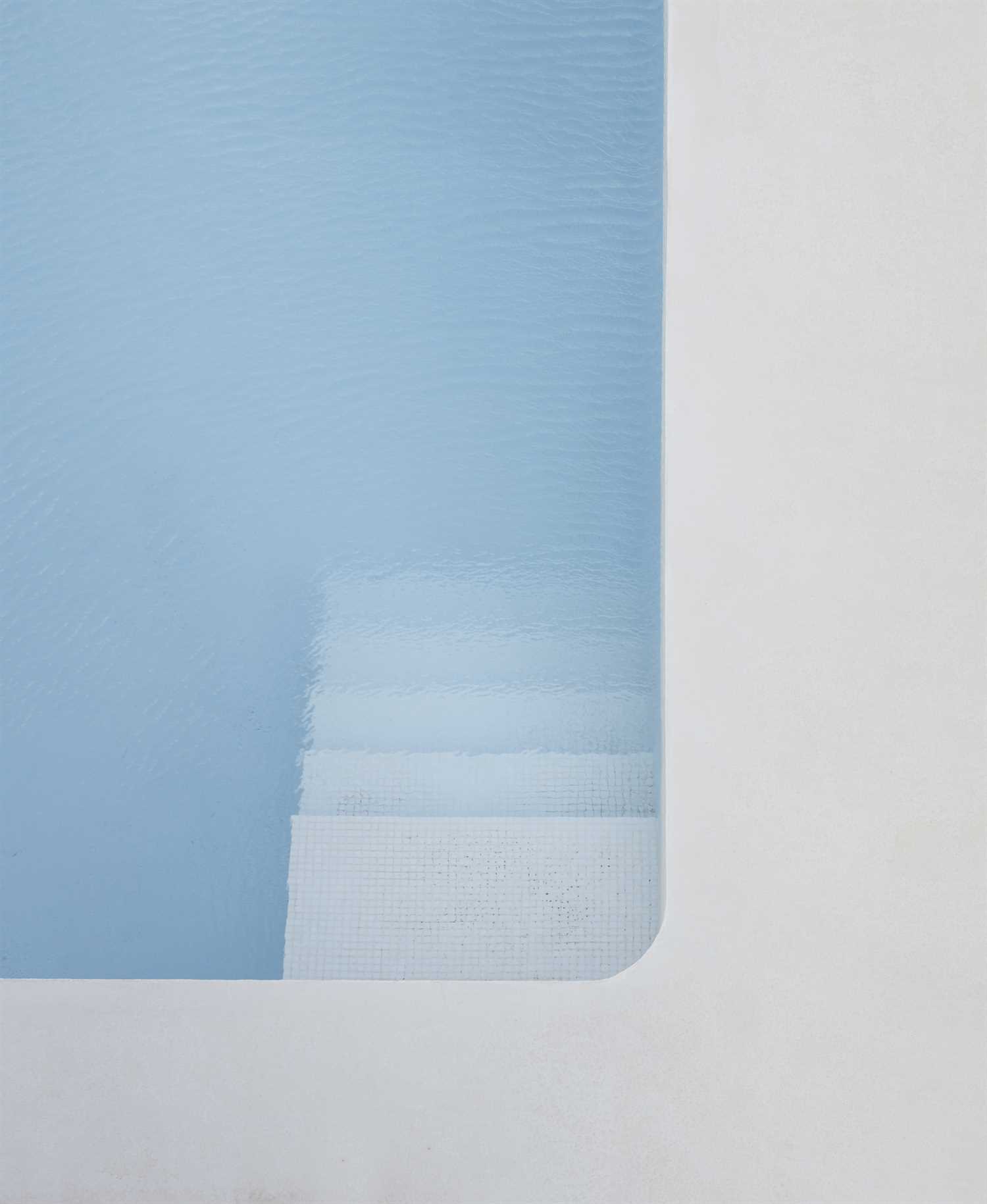 Witte microcement zwembad in gerenoveerd huis