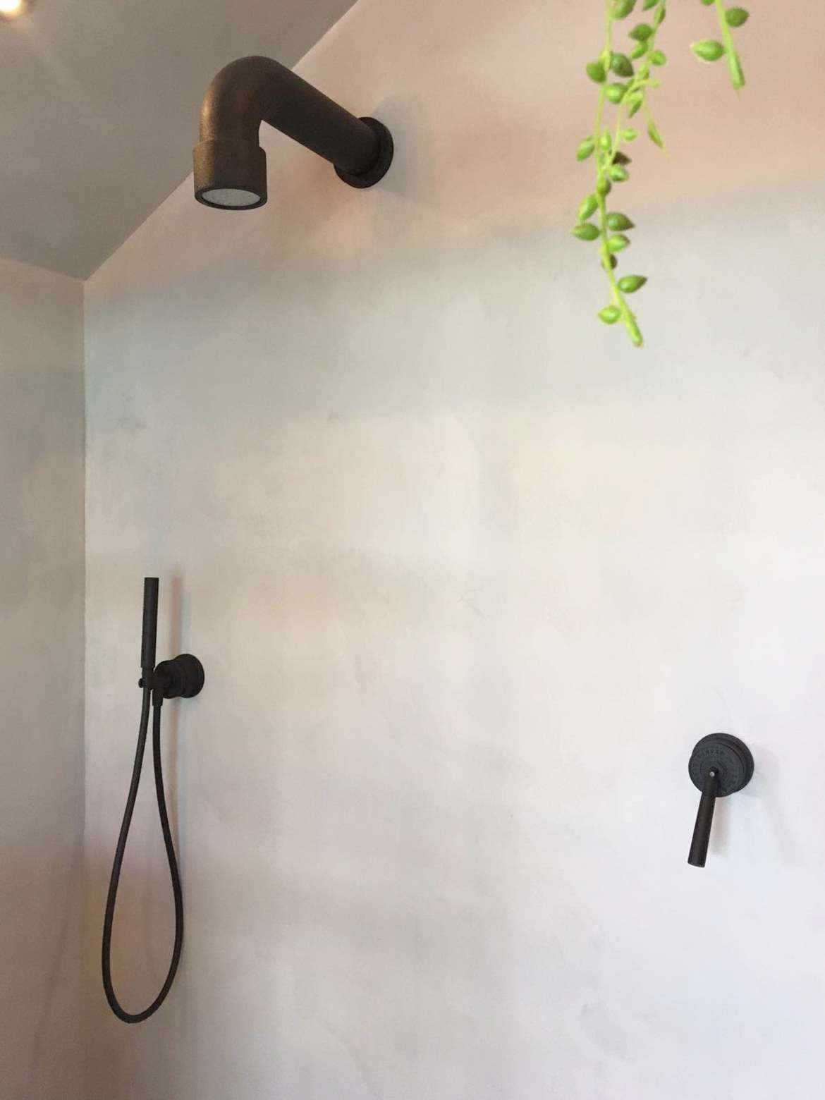 Microcement op de muur van een douche in Nederland.