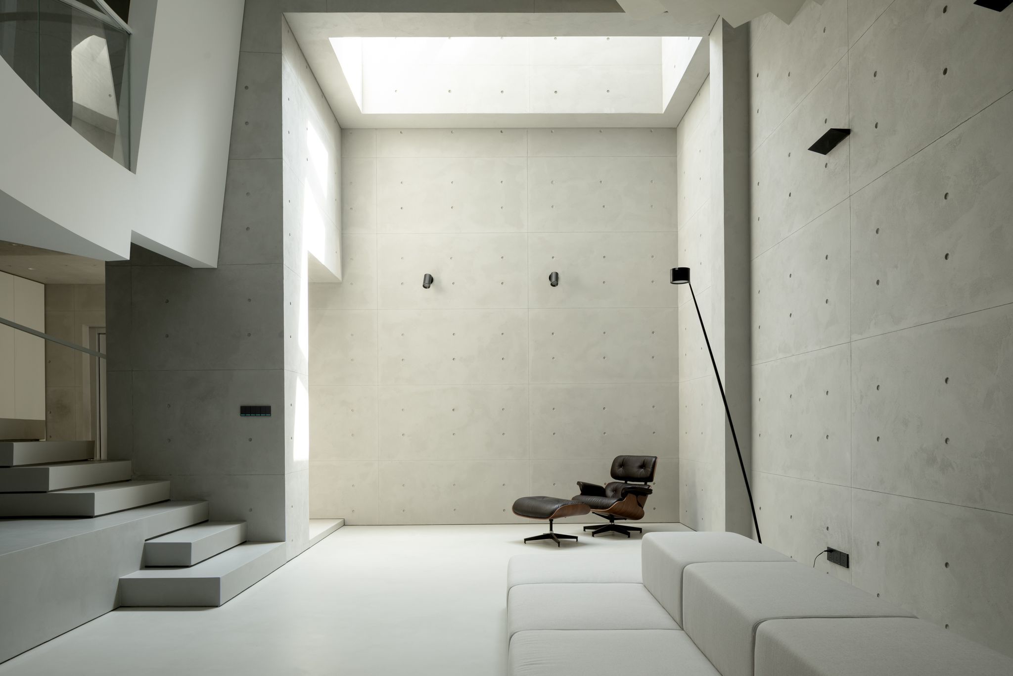 Vloer, trappen en microcement podium in een woning in Kiev in het project Luz.