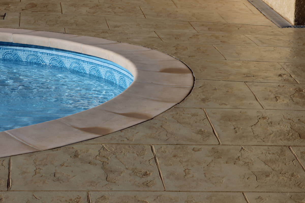 Rundt bassenget med betongform av plateform