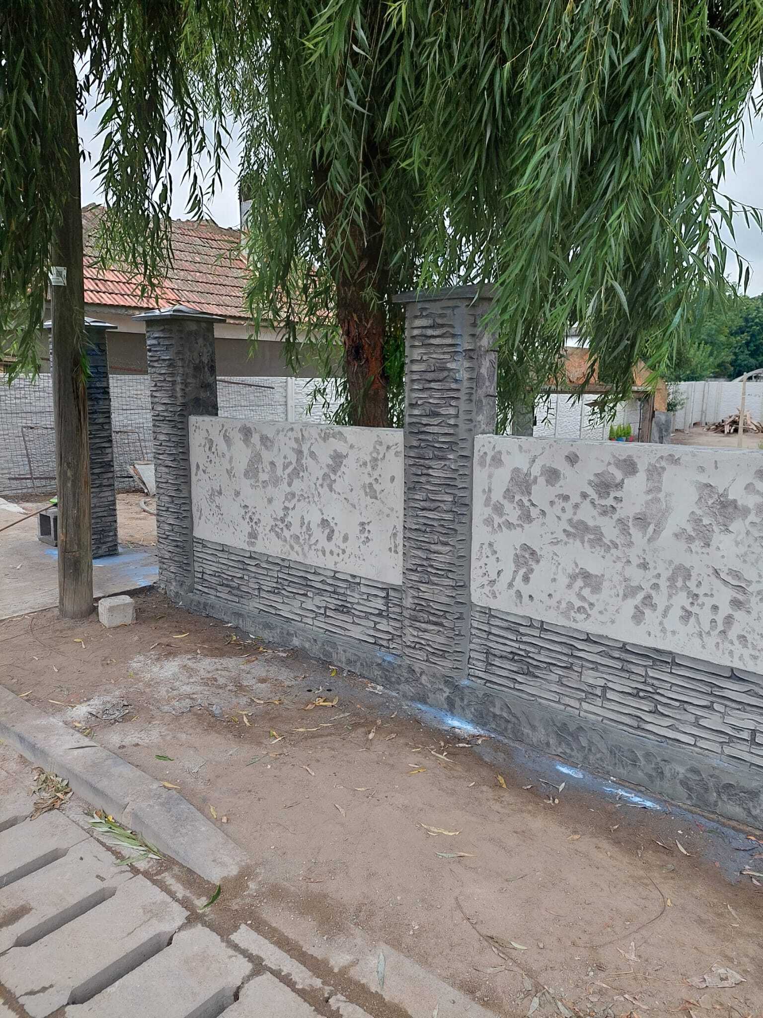 fasada domu z pionowym betonem drukowanym naśladującym cegłę