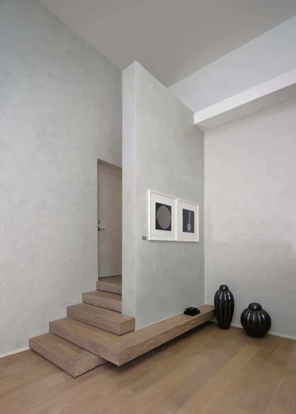Ściany z mikrocementu koloru stali w domu