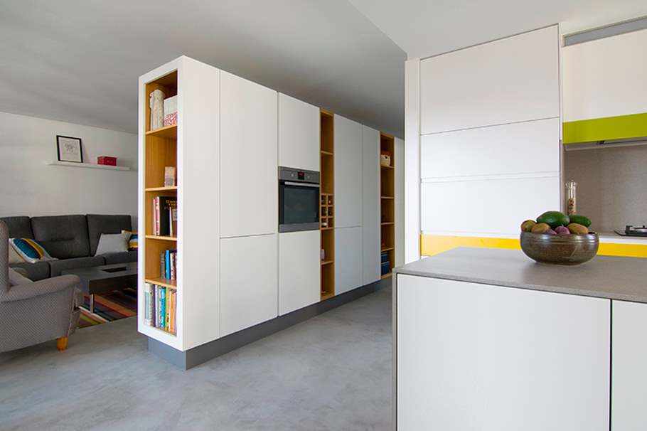 Kuchnia otwarta na salon, odnowiona z mikrocementem na podłodze.