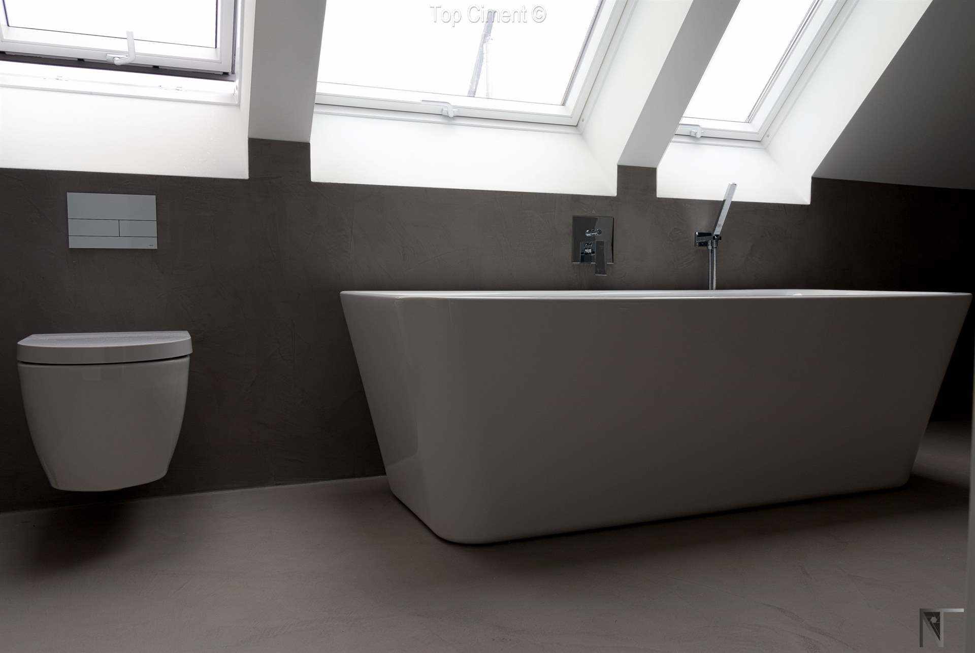 Casa de banho de azulejos reformada com microcimento com sanita suspensa
