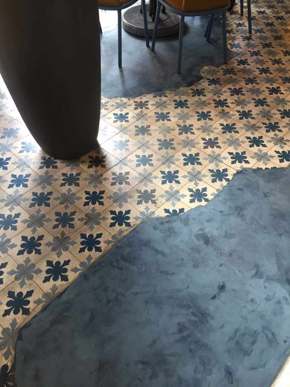 Restaurante revestido com microcimento no chão em tom azul.