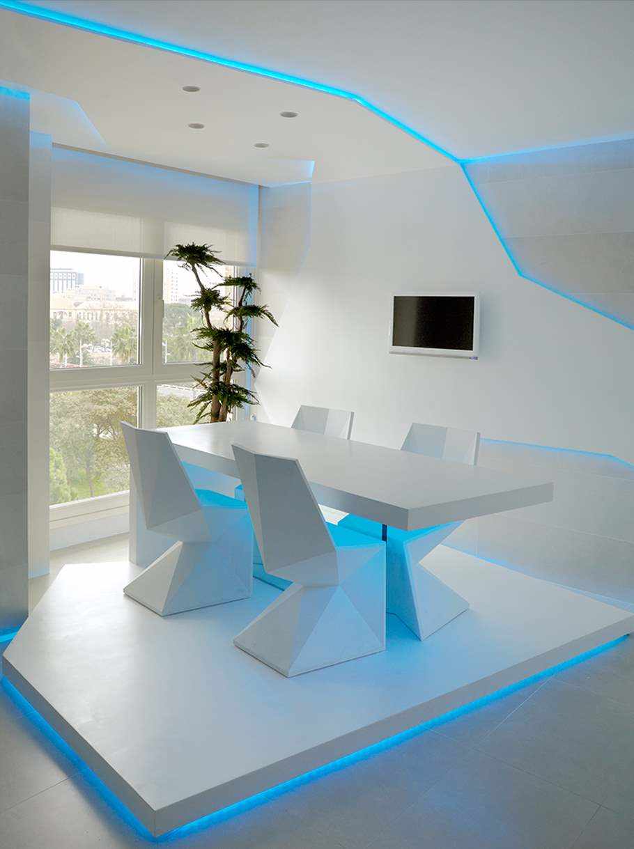 Microciment alb pe perete, tavan și podea în sala de mese în proiectul Reverter.
