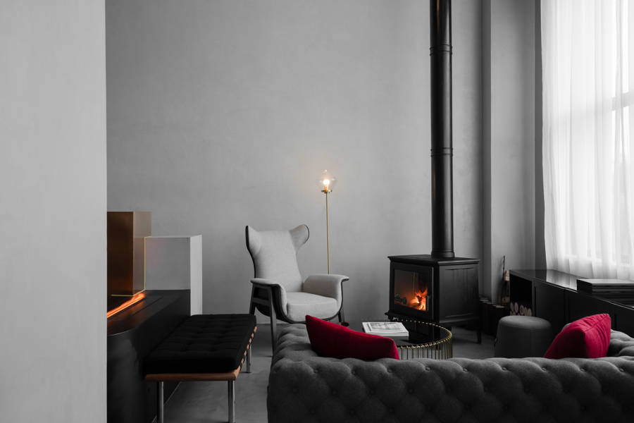 : salón s mikrocementom sivej farby ako obklad steny