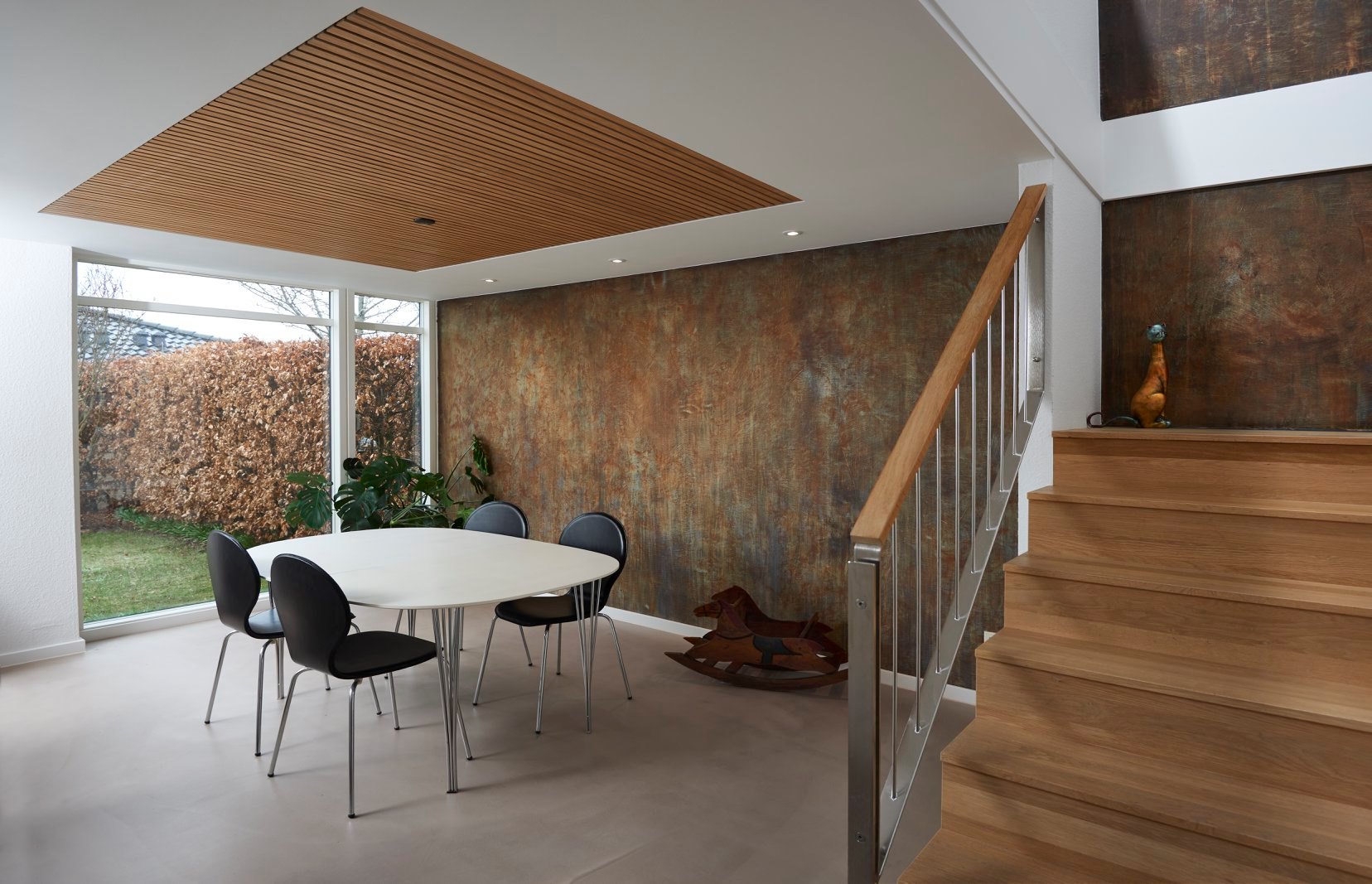 Stena obývačky obložená oxidovou farbou
