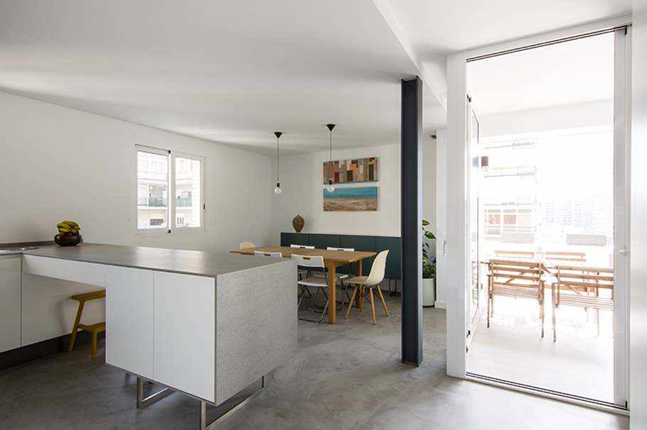 Kuchyňa zrekonštruovaná s mikrocementom na podlahe a pracovnej doske.