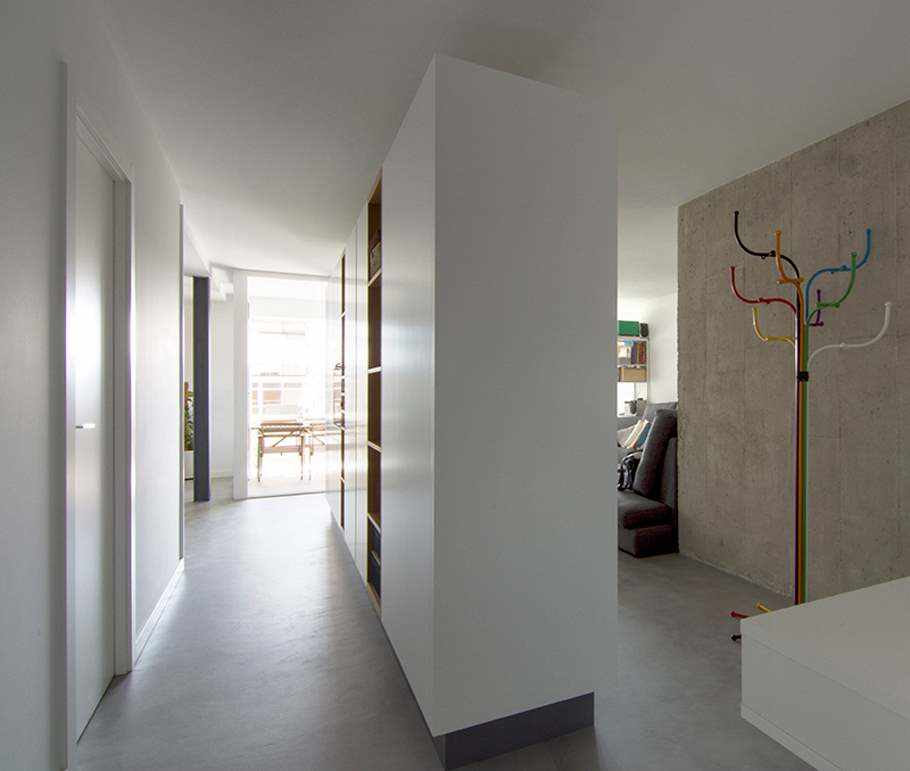 Rekonštruované bývanie s mikrocementom na podlahe.