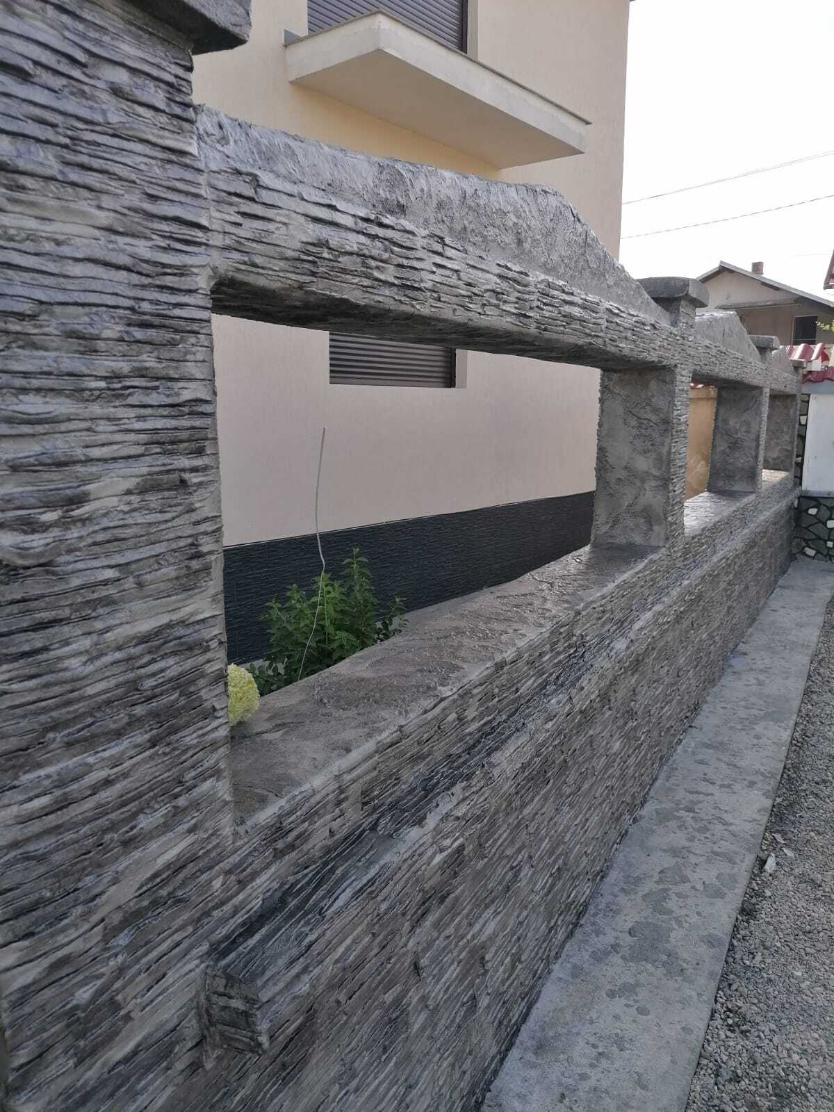 fasada hiše z vertikalnim tiskanim betonom, ki posnema kamen