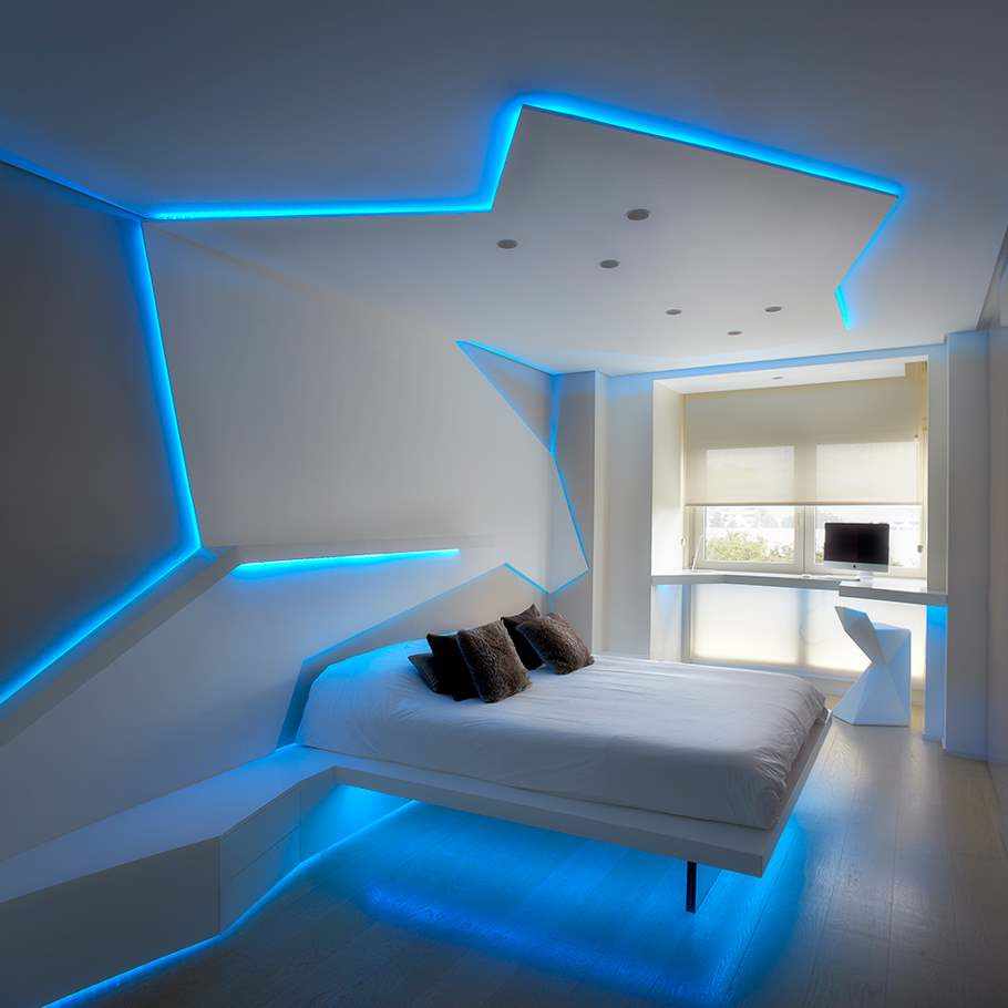 Reverter projesinde bir yatak odasının duvarında ve tavanında beyaz mikro çimento.