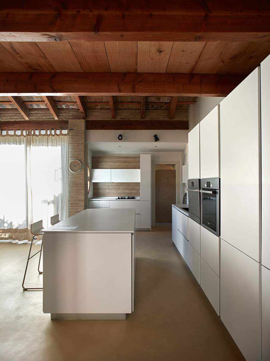 Rustik ve modern tarzda bir mutfak zemininde mikro çimento.