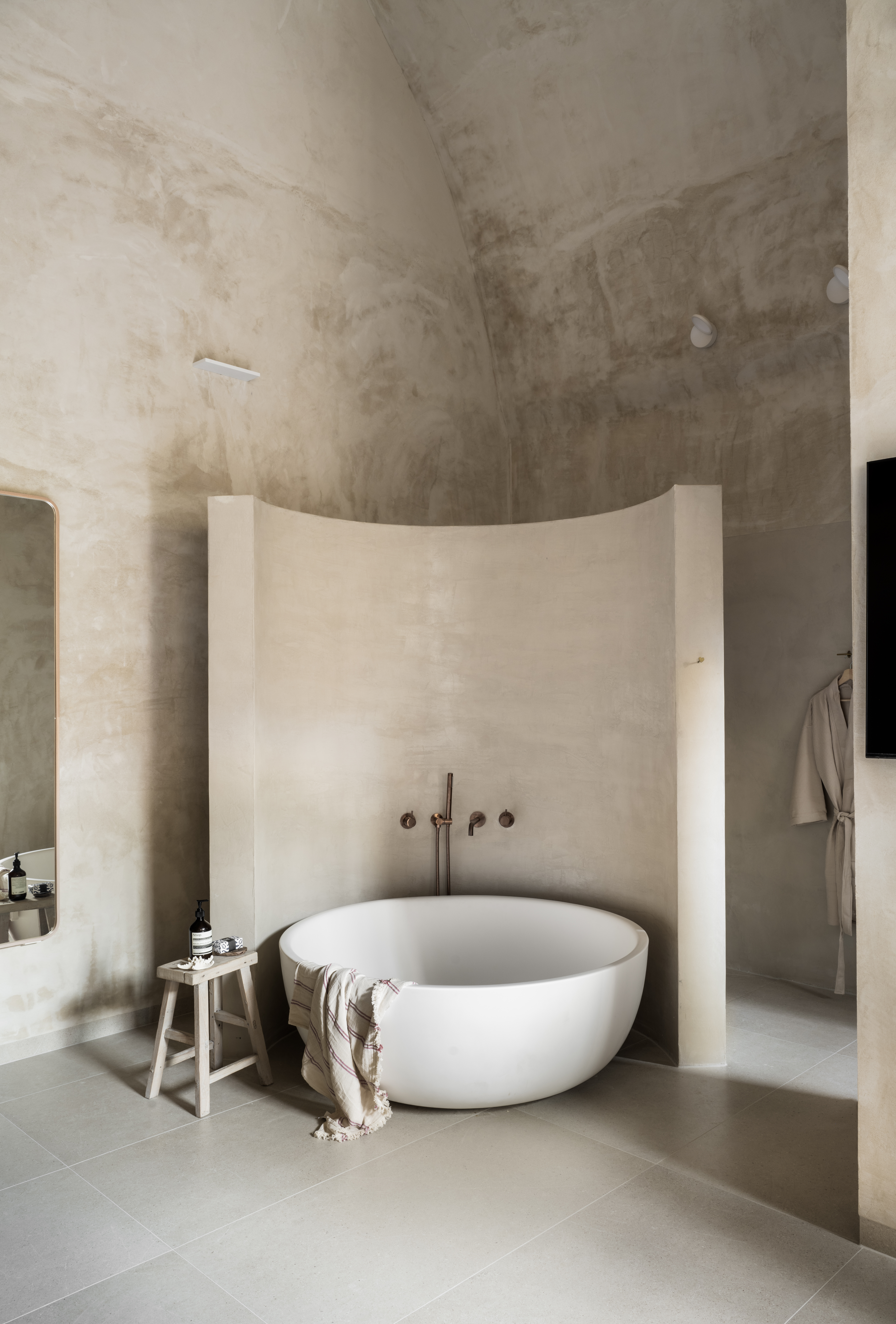 Oasis projesinde banyo duvarında mikro çimento.