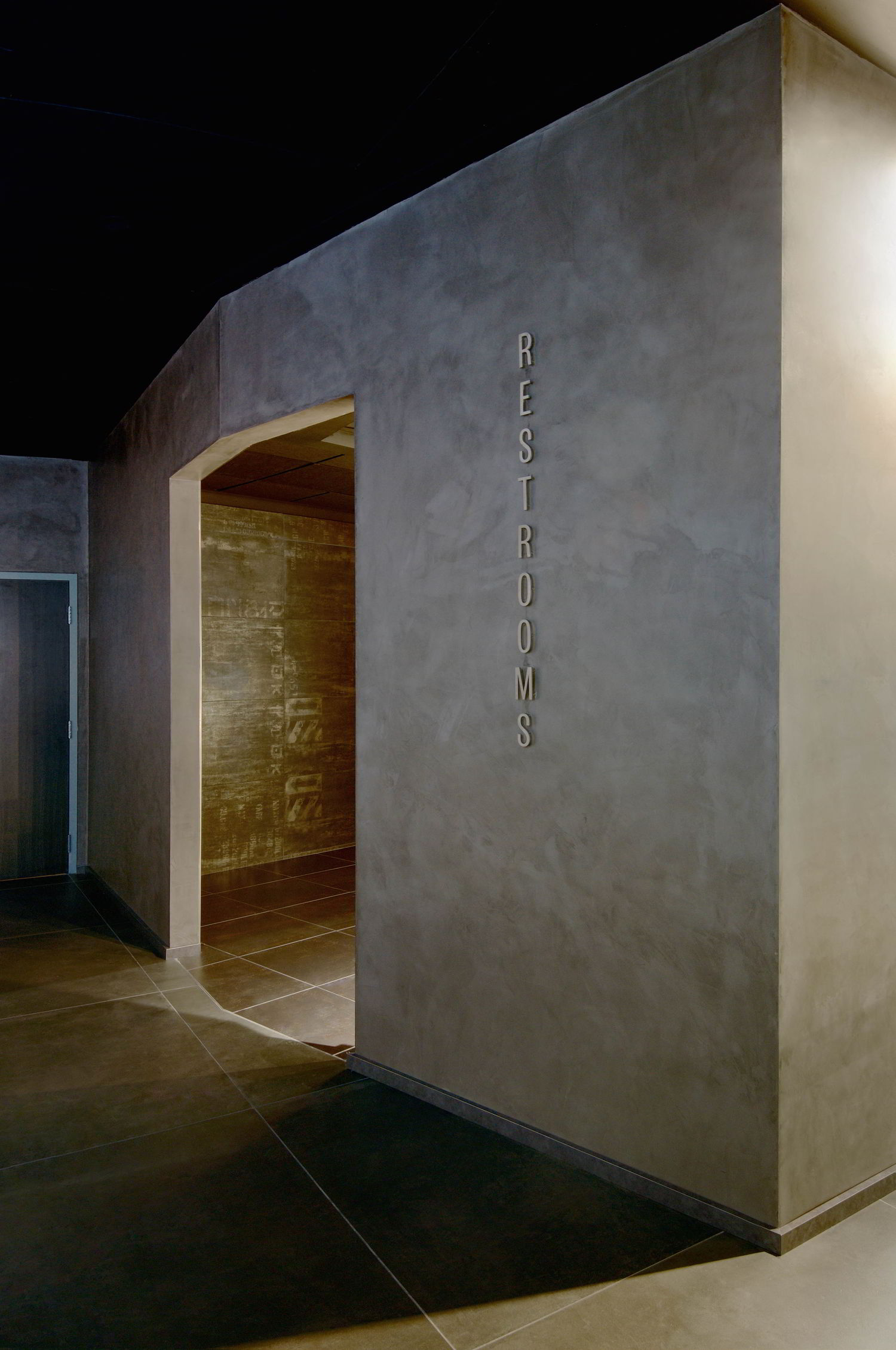 IPIC项目在浴室入口墙上使用微水泥