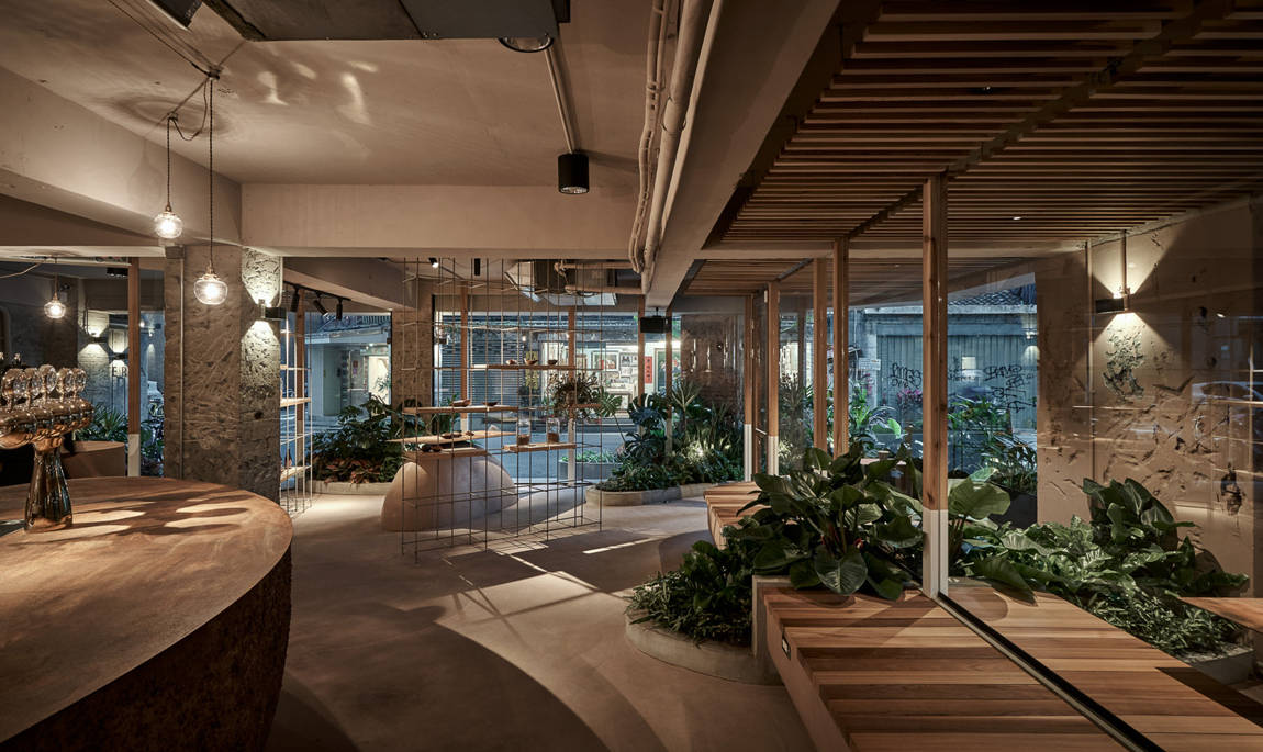 在台湾的Soar Terra项目中，一家商店的地板，吧台和结构形状上的微水泥。