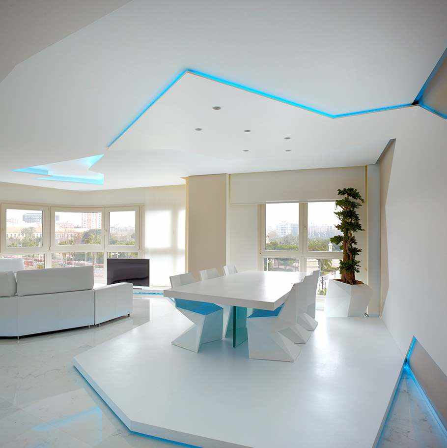 在Reverter项目中的住宅中，墙壁，天花板和天花板上的白色微水泥。
