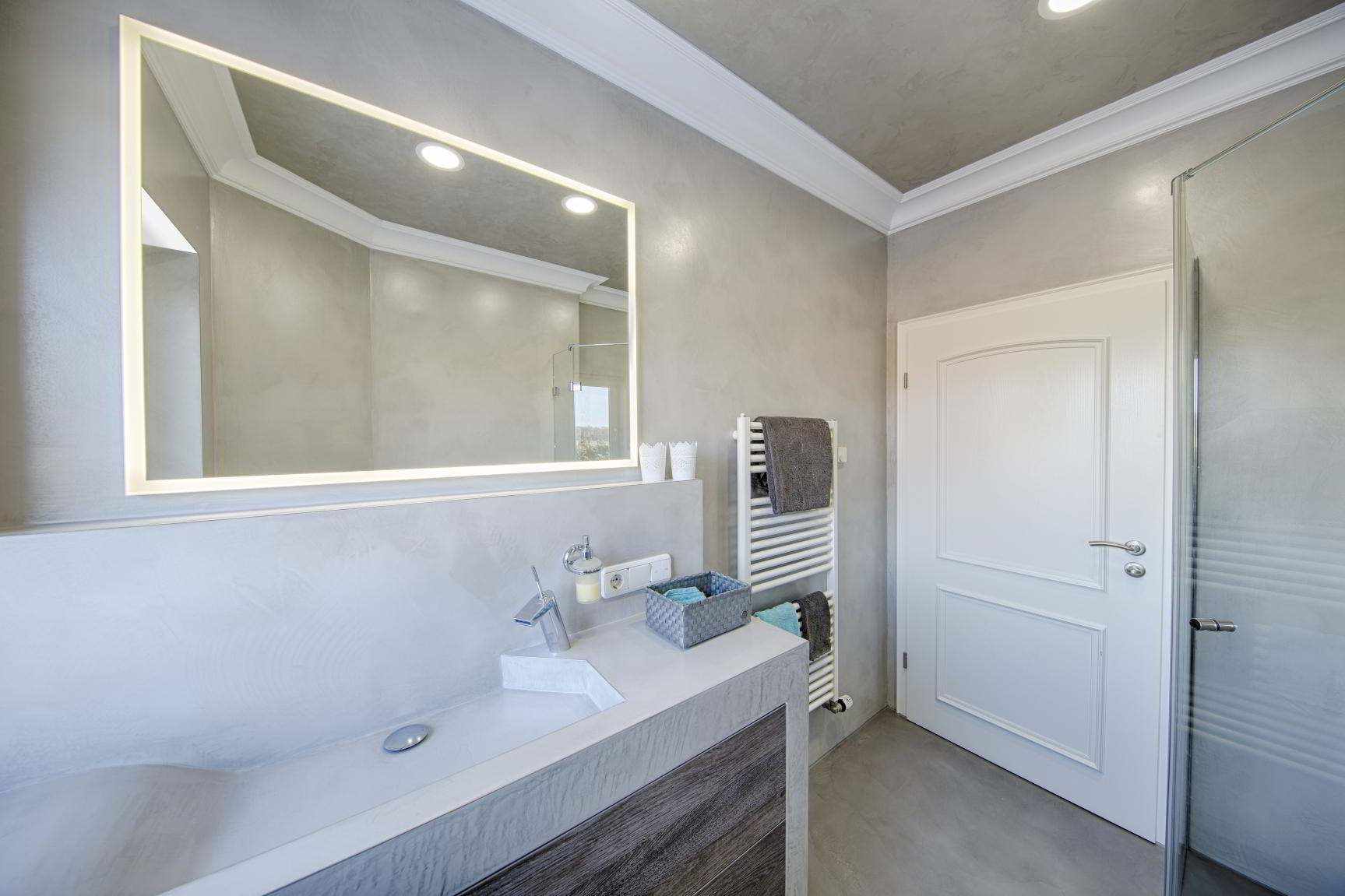 在Malermeister項目中，浴室的洗手台和牆壁上的微水泥。